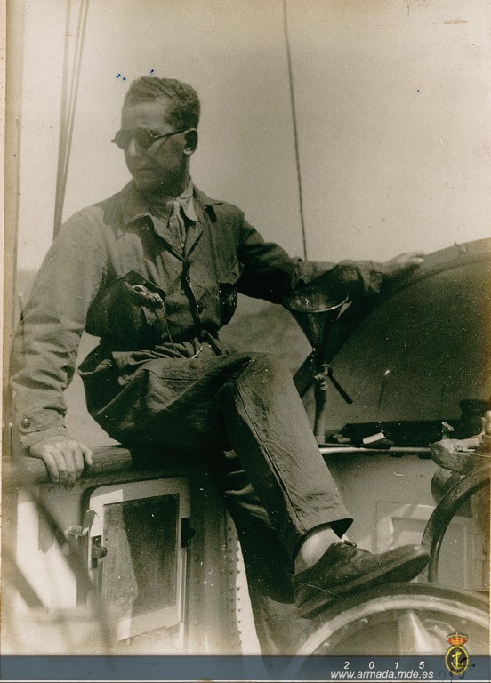 Comandante del B-1, TN José Sierra Carmona, en la vela. Año 1925. 